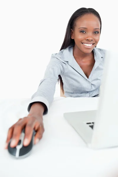 Portret van een schattige zakenvrouw met behulp van een laptop — Stockfoto