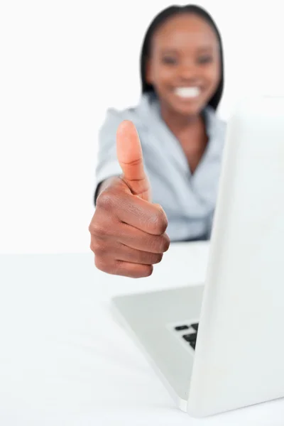 Portret van een zakenvrouw met behulp van een laptop met de duim omhoog — Stockfoto