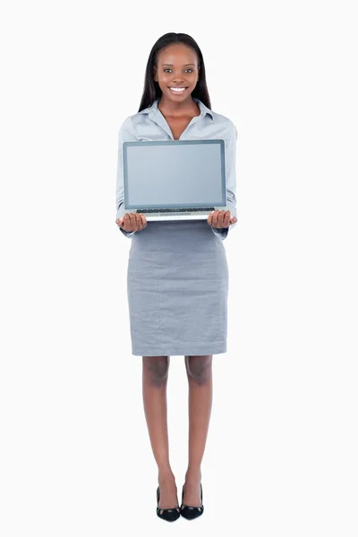 Портрет милой деловой женщины, показывающей ноутбук — стоковое фото