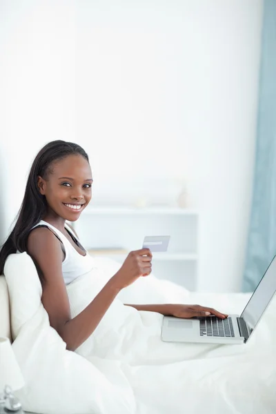 Portrait of a woman shopping online — Stock Photo, Image