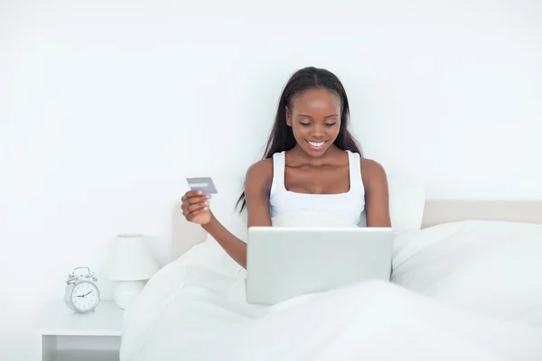 Молодая женщина бронирует отдых онлайн — стоковое фото