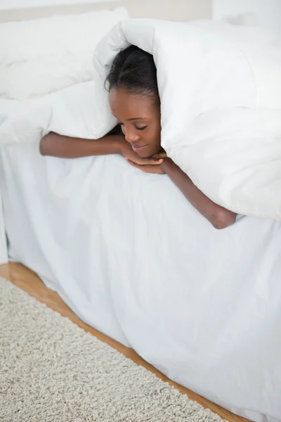 Porträtt av en kvinna som sover under hennes täcke — Stockfoto