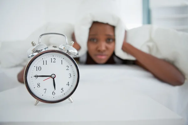 Kvinnan väcktes av sin väckarklocka i sovrummet — Stockfoto