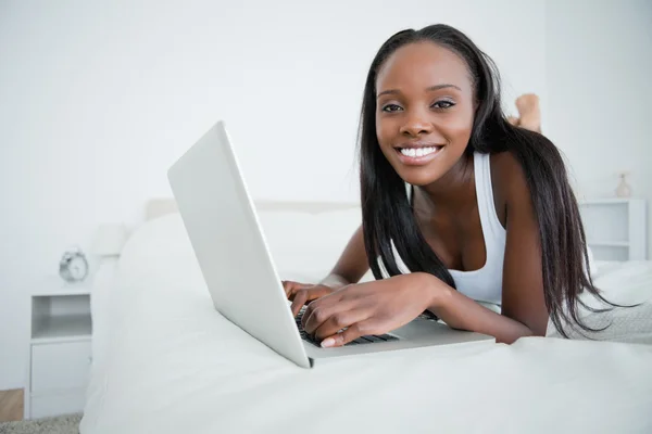 Vrouw chatten met haar laptop — Stockfoto