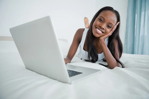 Woman watching a movie on her laptop — Stock Photo, Image