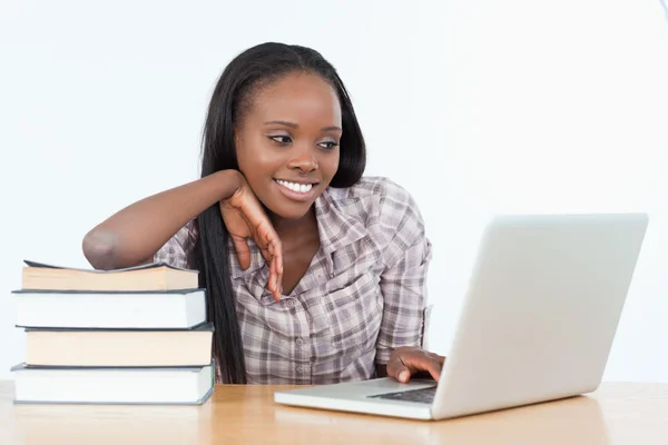 Bir dizüstü bilgisayar ile çalışan öğrenci kadın — Stok fotoğraf