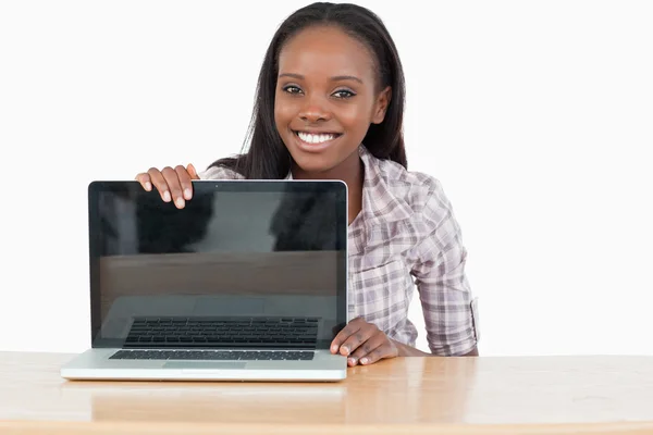 Étudiant femme montrant un écran — Photo