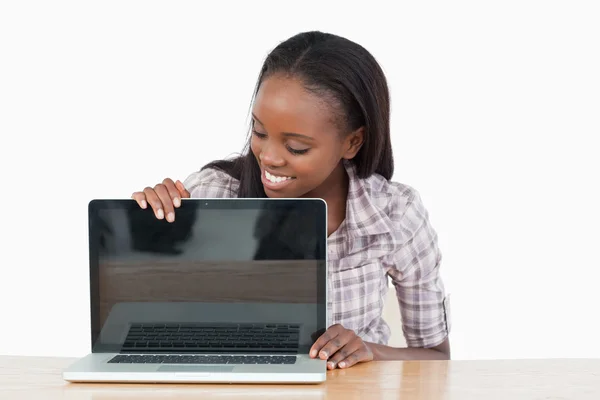 Femme étudiante souriante montrant un écran — Photo