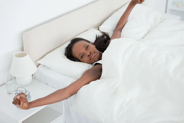 Kadın kolları uyanma sırasında germe — Stok fotoğraf