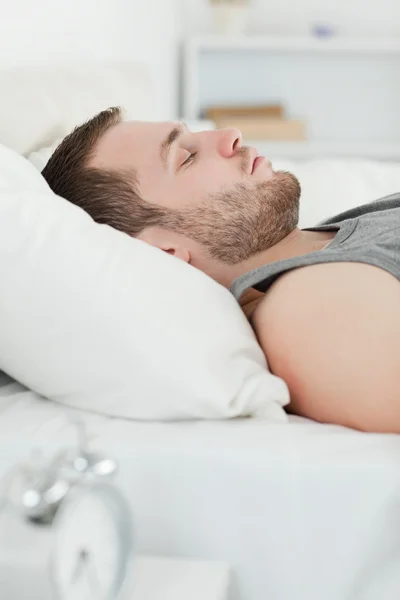 Портрет спокойного спящего человека — стоковое фото