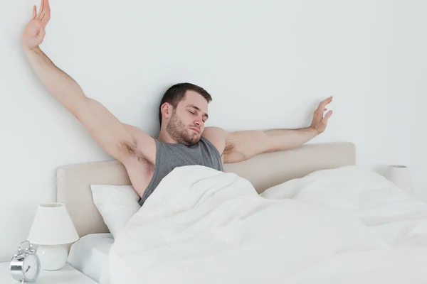 Hombre cansado estirando los brazos —  Fotos de Stock