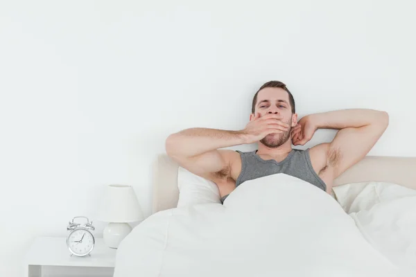 Hombre cansado bostezando mientras se despierta — Foto de Stock