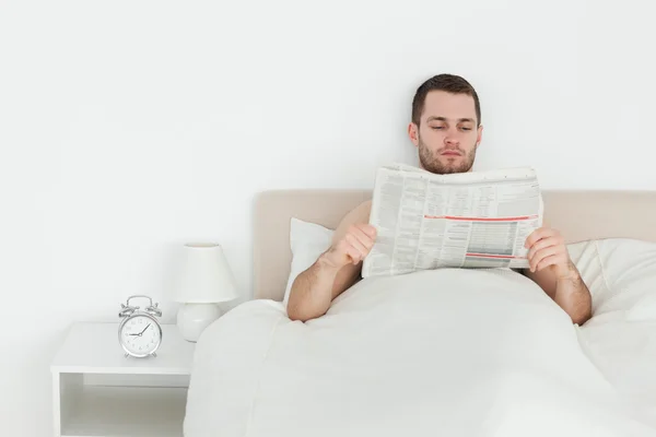 Homem lendo um jornal — Fotografia de Stock