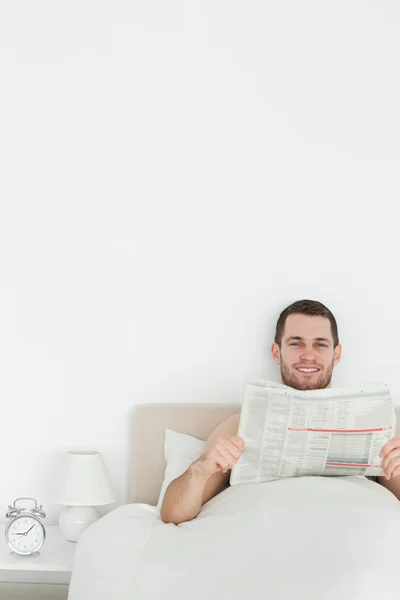 Portrait of a man reading a newspaper — Stock Photo, Image