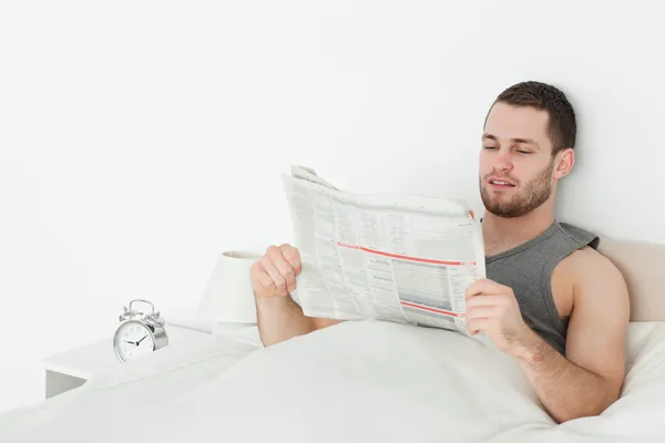 신문을 읽고 있는 젊은이 — 스톡 사진