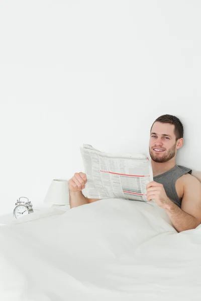 Πορτρέτο του ένας ήσυχος άνθρωπος που διαβάζει εφημερίδα — Φωτογραφία Αρχείου