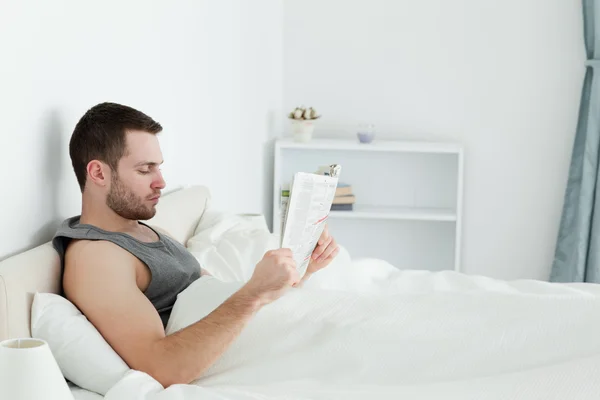 Homem calmo lendo um jornal — Fotografia de Stock