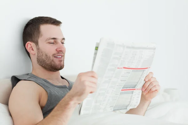Hombre atractivo leyendo un periódico —  Fotos de Stock