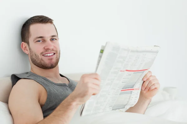 Knappe man lezen van een krant — Stockfoto