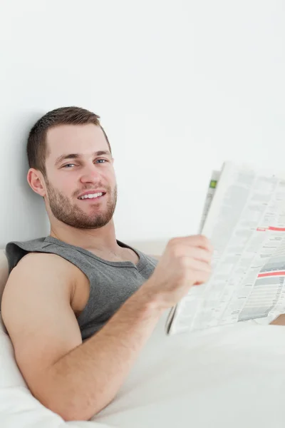 一个英俊的男人阅读一份报纸的肖像 — 图库照片