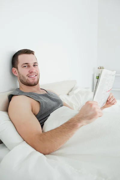 Προσωπογραφία άνδρα χαμογελώντας διαβάζει εφημερίδα — Φωτογραφία Αρχείου