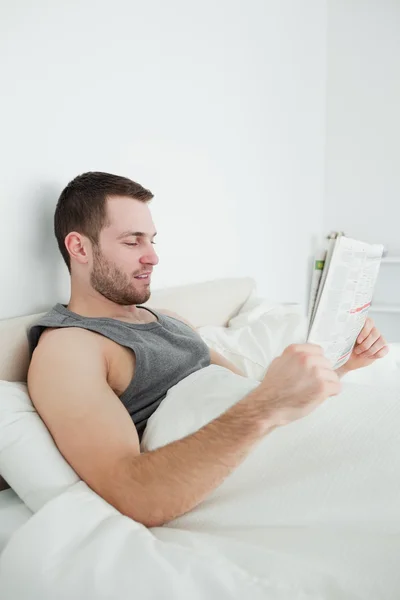 Retrato de um homem focado lendo um jornal — Fotografia de Stock