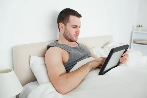 Homem usando um computador tablet — Fotografia de Stock