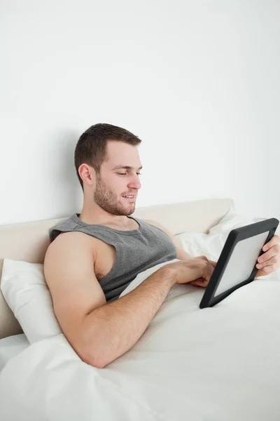 Retrato de um homem usando um computador tablet — Fotografia de Stock