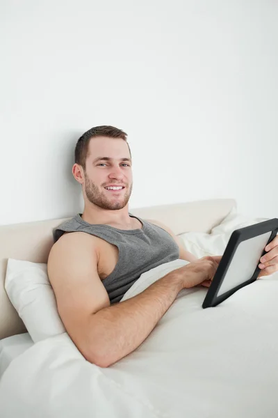 Tablet bilgisayar kullanan genç bir adam portresi — Stok fotoğraf