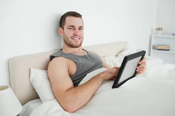 Usmívající se muž pomocí tabletového počítače — Stock fotografie