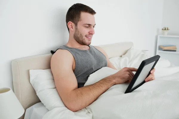 Uomo felice utilizzando un computer tablet — Foto Stock