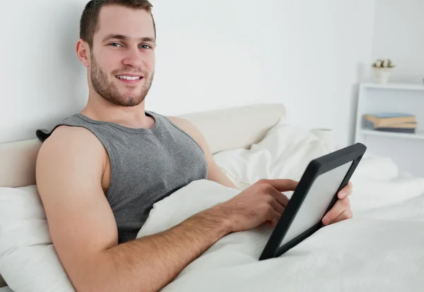 Homem atraente usando um computador tablet — Fotografia de Stock