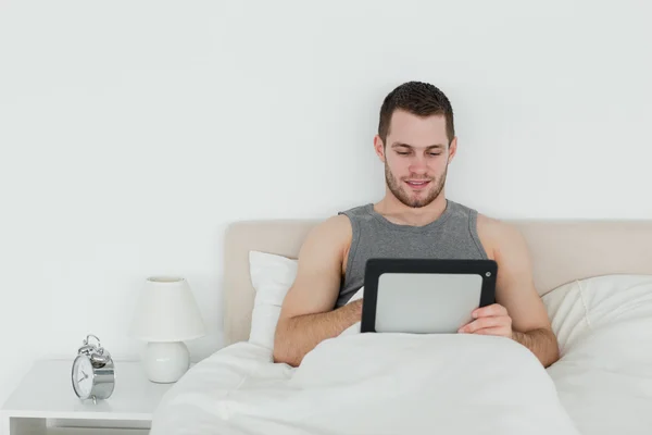 Homem bonito usando um computador tablet — Fotografia de Stock