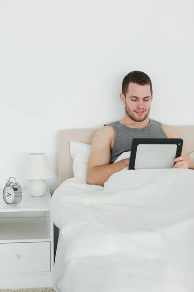 Retrato de um homem atraente usando um computador tablet — Fotografia de Stock