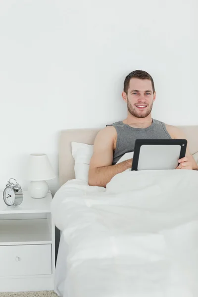 Portrait of a handsome man using a tablet computer — Stock Photo, Image