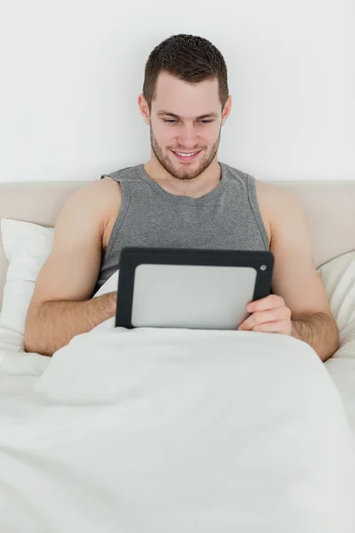 태블릿 컴퓨터를 사용 하 여 웃는 남자의 초상화 — 스톡 사진