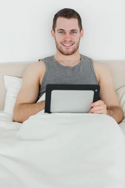 Retrato de um homem feliz usando um computador tablet — Fotografia de Stock