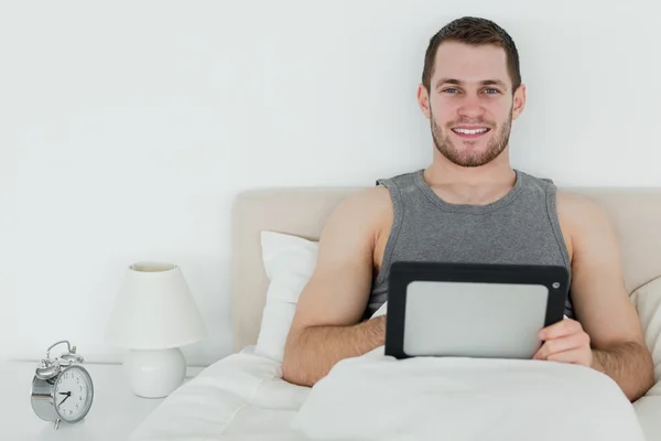 Homem calmo usando um computador tablet — Fotografia de Stock