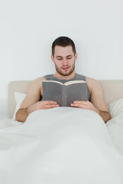 Porträtt av en man som läser en roman — Stockfoto