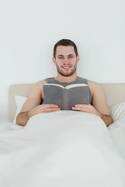 Портрет человека, читающего книгу — стоковое фото