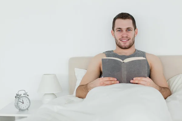 Homem lendo um livro — Fotografia de Stock
