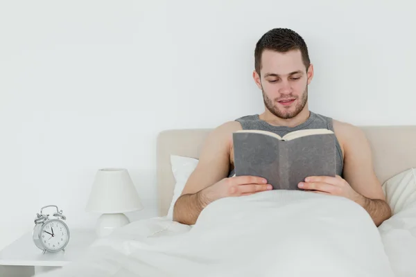 Mann liest einen Roman — Stockfoto