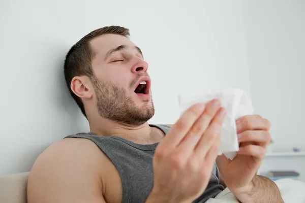 Sick man sneezing — Stock Photo, Image