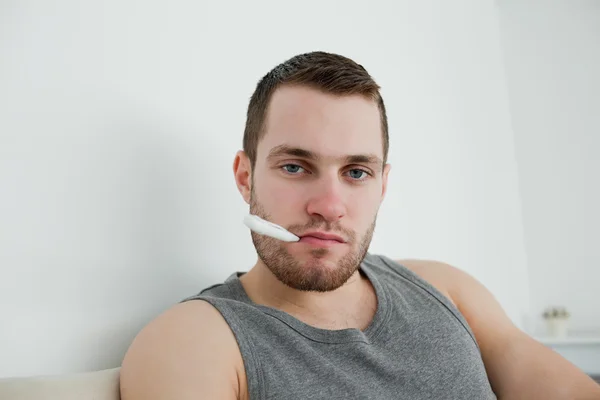 Sick man posing with thermometer — Stock Photo, Image