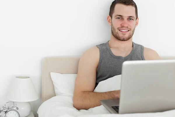 Fiatal ember használ egy laptop — Stock Fotó