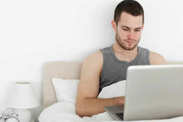Hombre atractivo usando un ordenador portátil — Foto de Stock