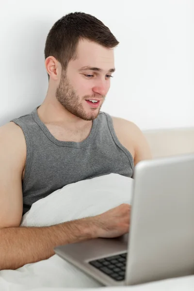 Portret mężczyzny korzystającego z laptopa — Zdjęcie stockowe