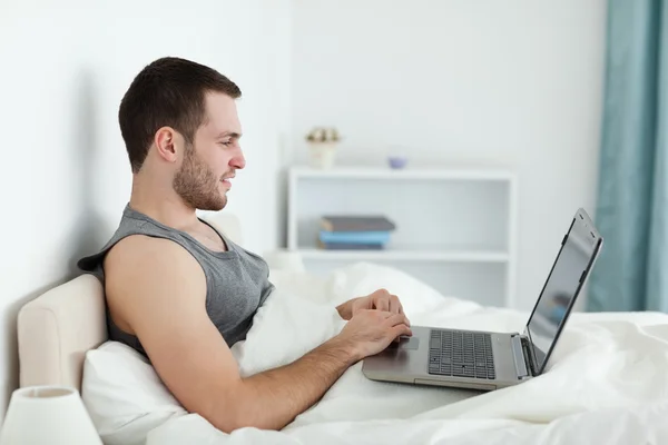 Homem quieto usando um laptop — Fotografia de Stock