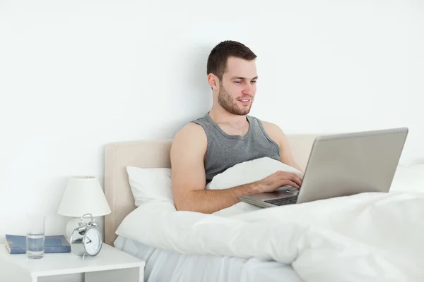 Homem calmo usando um laptop — Fotografia de Stock