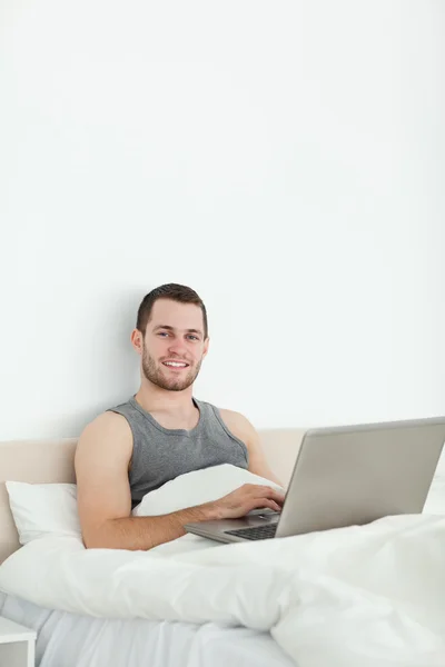 Portréja egy nyugodt ember, használ egy laptop — Stock Fotó